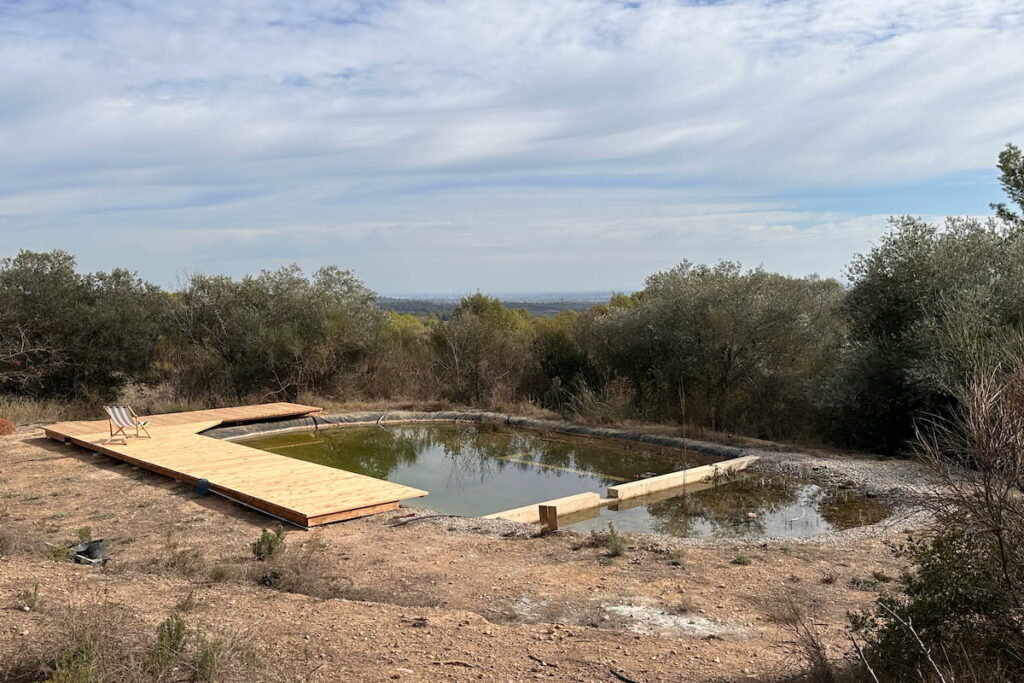 L’estètica del llac transforma l’espai exterior, creant un entorn de benestar.